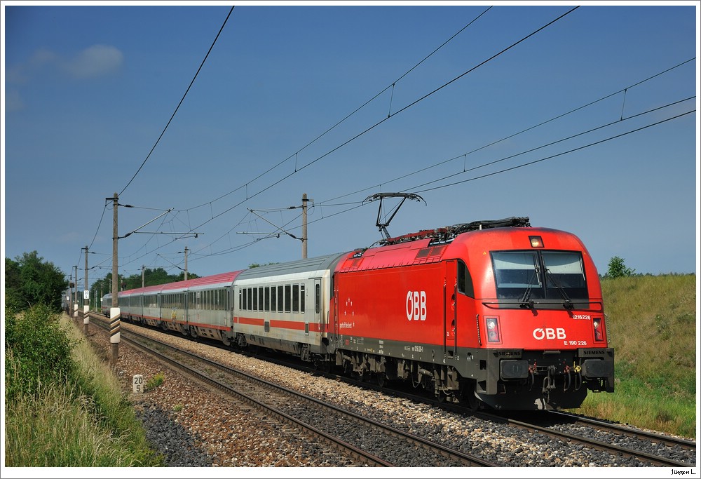 Ex-Tschech 1216.226 mit dem EC172; Helmahof, 13.6.2011