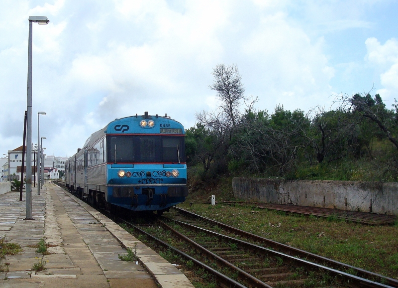  Exot  auf der Algarve-Linie: Triebzug der Baureihe 0450 im Bahnhof von Fuzeta Moncarapacho. 19.5.2011