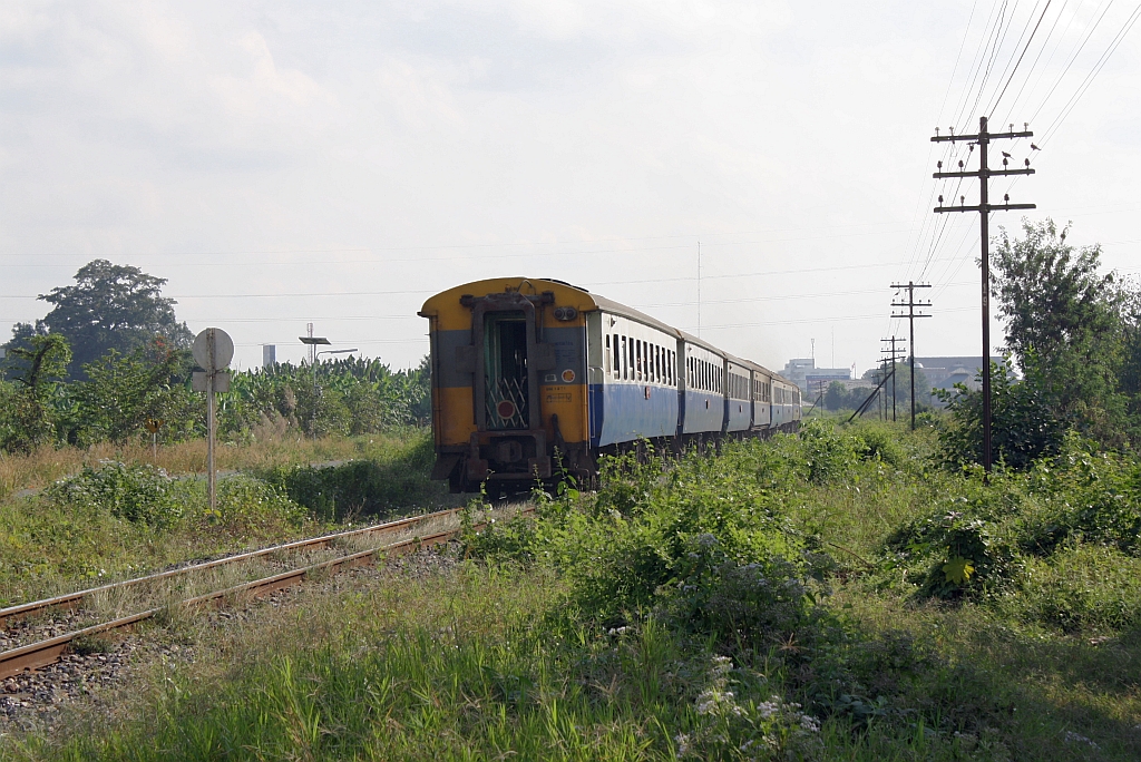 EXP 52 nach Bangkok am 11.Jänner 2011 nahe dem Einfahrsignal des Bf. Chiang Mai mit einem บชส.(=BTC./Bogie Third Class Carriage) als letztes Fahrzeug.

