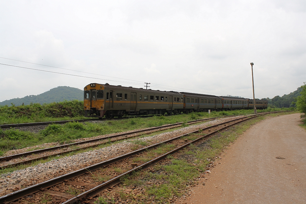 EXP DRC 72 (Sikhoraphum - Banhkok) mit dem THN 1122 an der Spitze am 23.August 2010 kurz nach dem Bf. Hin Lap. Im Vordergrund die zwei Anschlugleise ins Zementwerk von TPIPL.