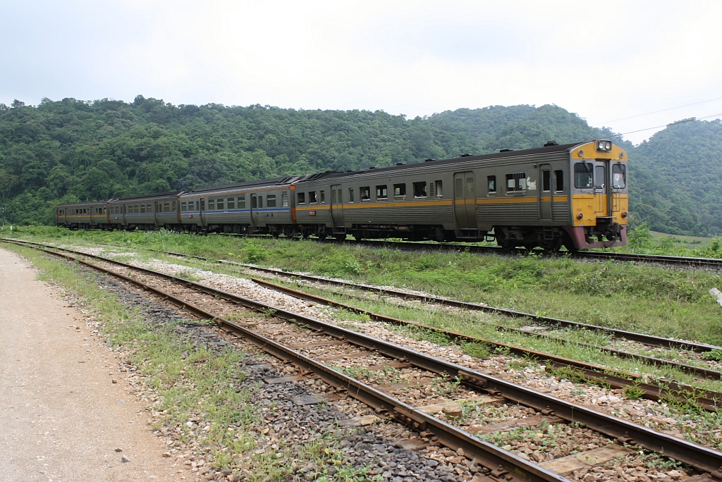 EXP DRC 72 (Sikhoraphum - Bangkok) mit dem NKF 1244 am Schlu am 23.August 2010 kurz nach dem Bf. Hin Lap. Im Vordergrund die zwei Anschlugleise ins Zementwerk von TPIPL.