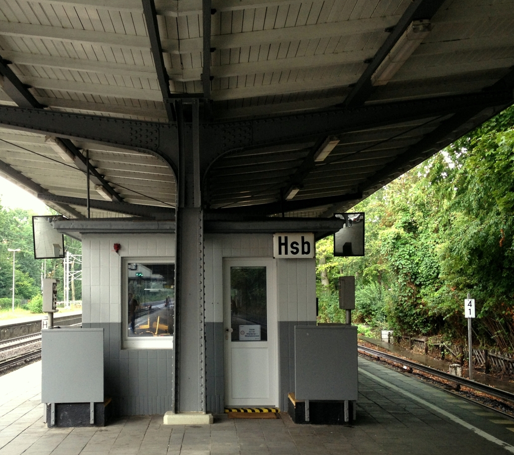 Experiment: erstes Bahnfoto mit dem neuesten i-phone, allerdings hinterher bearbeitet. Besetztes(!)Abfertigungsgebude auf dem S-Bahnhof  Hasselbrook  im Hamburger Osten. 31.8.2012