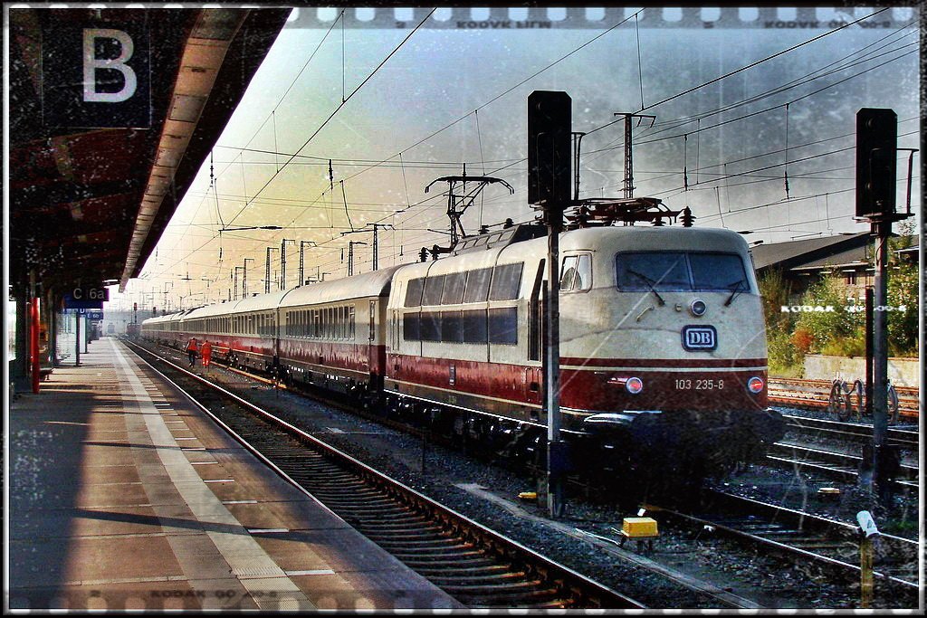 Experiment- Ne alte Dame im neuen/alten Rahmen. 103 235-8 mit Sonderzug -Lr91313- im Hbf Stralsund.  am  27.09.09 