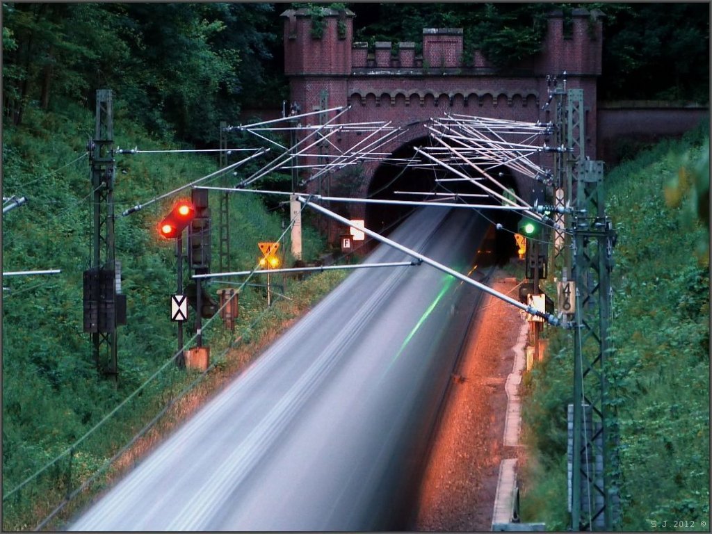 Experimente am Gemmenicher Tunnel. Diesmal die Langzeitbelichtung eines Gterzuges
bei der Einfahrt in den Tunnel.Location: Reinhartzkehl (Aachen) ,im August 2012.