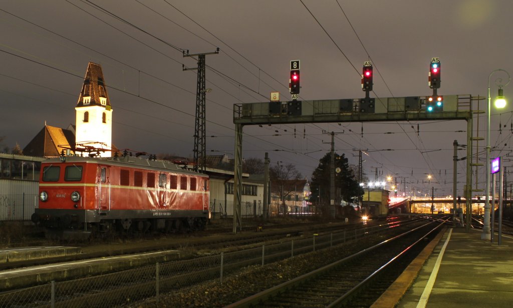 Experimentiert wieder einmal, diesmal nicht mit Zgen sondern auf kosten des Leit- und Sicherungssystem. Hier zum sehn ist die 1041 02 abgestellt in Wien Penzing, auf der anderen Seite ein etwas nicht nach der V2 anzeigendes Hauptsignal und Vorsignal. Das Signalbild ist kein fehler in der Sicherungsanlage und auch nicht bearbeitet; am 29.02.2012