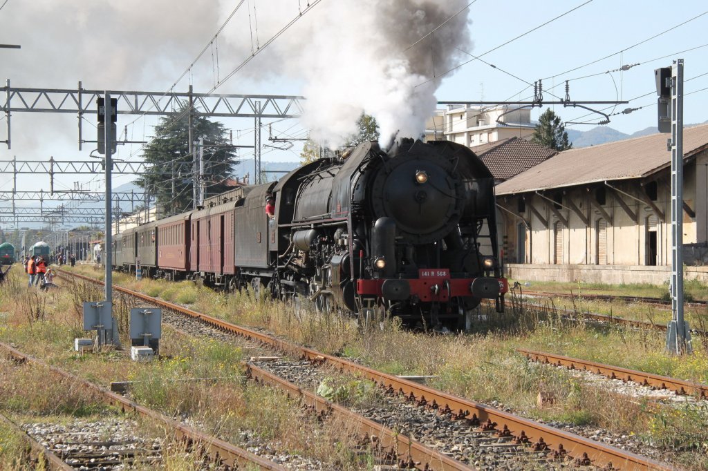 ex.SNCF  Mikado  Dampflok 141.R.568(Baldwin,Philadelphia 1945)mit dem Swiss Classic Train nach Biasca,bei der Ausfahrt durch die berwucherten Gleisanlagen aus dem Bahnhof Luino am Lago Maggiore.21.10.12

