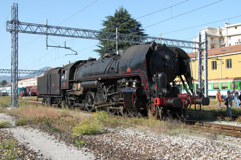 ex.SNCF Mikado Dampflok 141.R.568(sie kam mit dem Swiss Classic Train)beim umsetzen in Luino/It.am Lago Maggiore.21.10.12