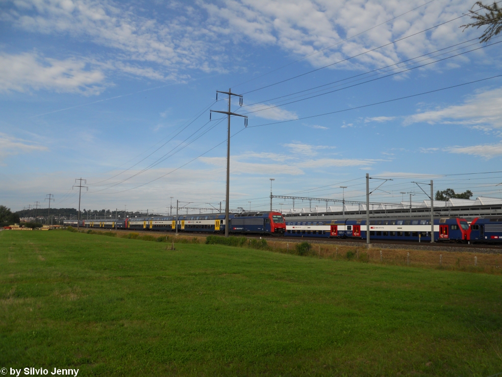 EXT 33622 nach Bern bestehend aus den DPZ Re 450 013-8 ''Niederglatt'', 450 051-8 ''Kleinandelfingen'' und 450 023-7 ''Greifensee'' aus Frauenfeld bei der Unterhaltsanlage Oberwinterthur. Die Re 450 013-6 ist eine von den letzten 5 S-Bahn Loks die noch die Bandanzeige haben.