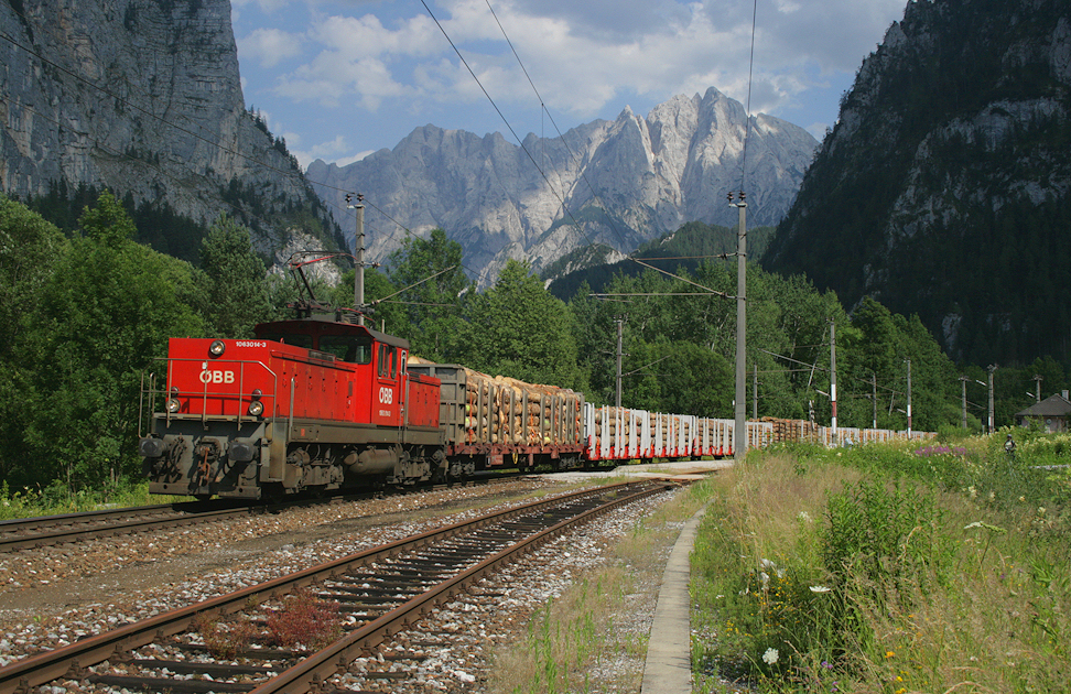 Extra fr den Kaolinzug mit der blauen 185er raufgefahren und dann hat er 7 Stunden Versptung.... Typisch Xeis: in 3 Stunden ein Zug - nmlich dieser: 1063.014 mit NG (bis zum letzten Fahrplanwechsel war es ein Verschubgt'ler) 63637 unter dem Hochtor im ehemaligen Bahnhof Gesuse Eingang. 14.07.2010