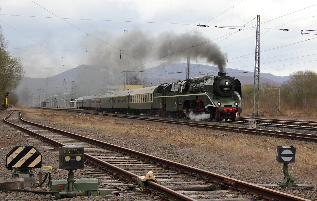 Extra zu meinem 30. Geburtstag am 07.04.2012 gab es eine Sonderfahrt mit der 18 201 ber die alte Whisky-Wodka-Linie von Halle ausgehend. (Natrlich hatte das nix mit meinem Geburtstag zu tun ;) reiner Zufall) Aber da ohnehin nix groes anstand, bot sich an, den Zug nach passieren von Eschwege West gen Bebra weiter zu verfolgen.