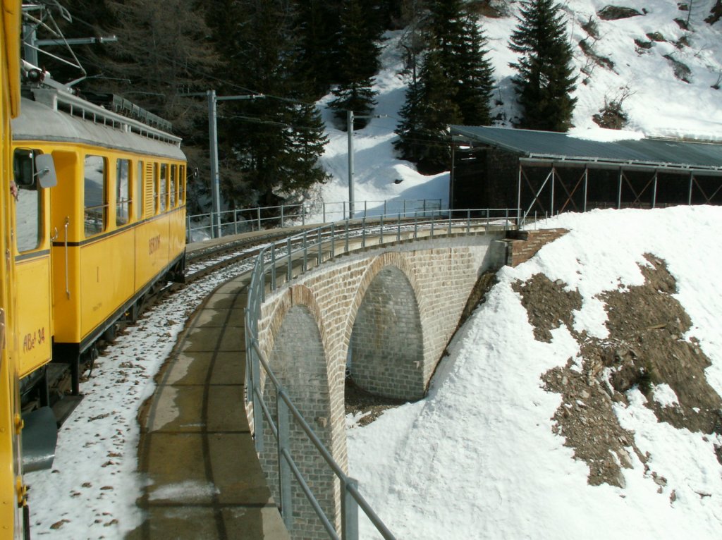 Extrafahrt St.Moritz-Tirano.Der  Gelbe Zug  der Berninabahn talwrts auf der Fahrt Richtung Poschiavo.28.03.10