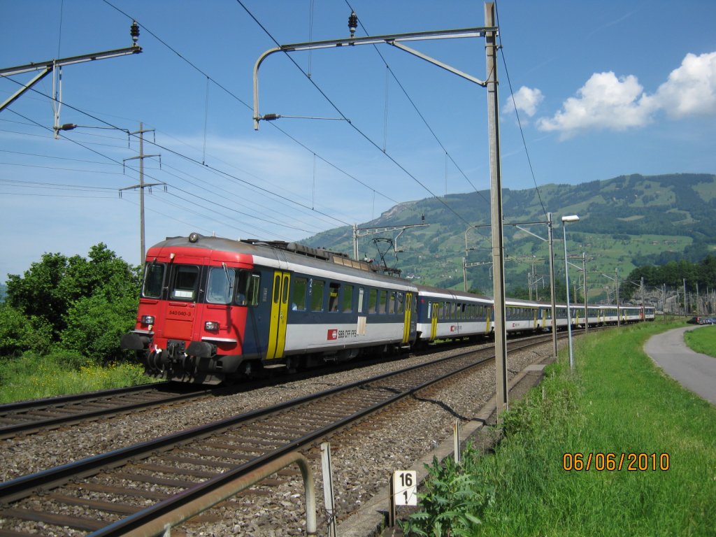 Extrazug bestehend aus 8-teiligem doppel RBe 540 Pendel ans Eidg. Trachtenfest 2010 bei Einfahrt Schwyz, 06.06.2010.