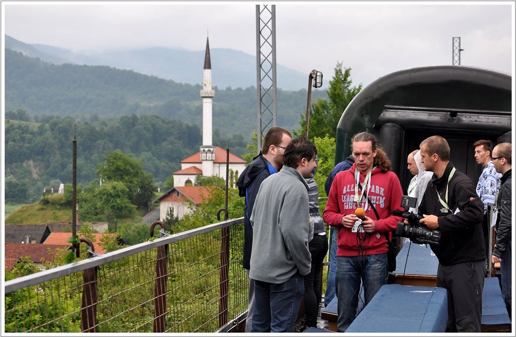 Extrazug des Rotary Club Bihać unterwegs nach Martin Brod. Die Lokalpresse macht ein Interview mit zwei tschechischen Mitreisenden. (29.06.2013)