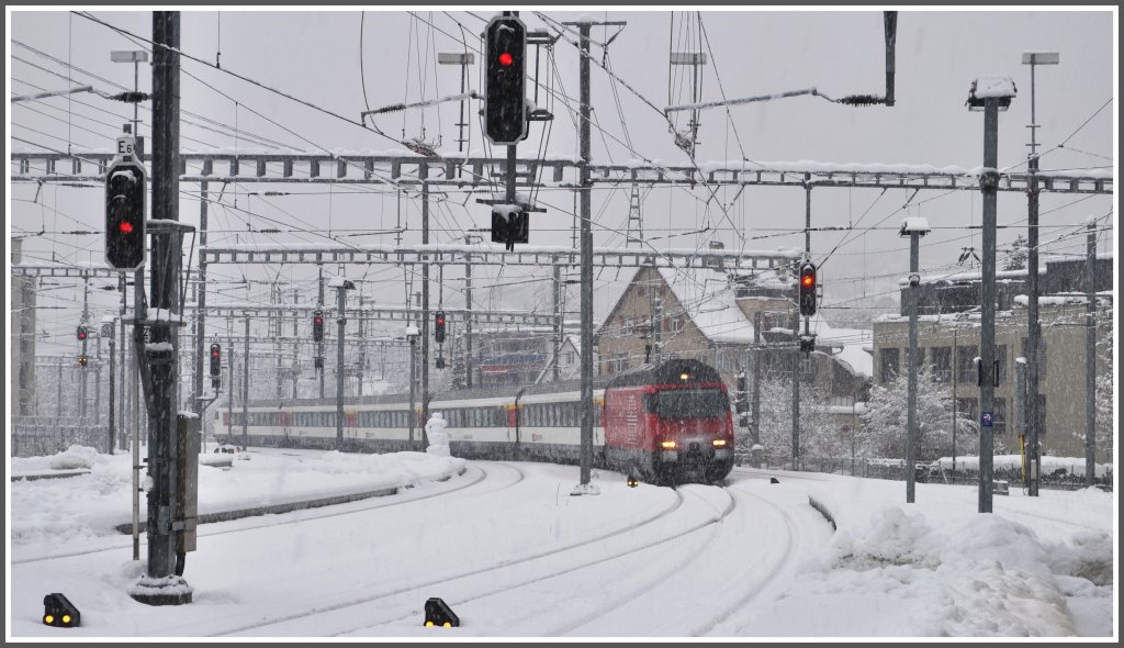 Extrazug mit der frisch gewhlten Bundesprsidentin Eveline Widmer-Schlumpf trifft in Chur ein. Man beachte den Schneemann in Grussstellung am Perronende. (22.12.2011)