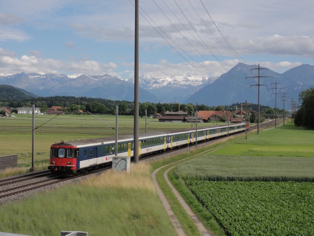 Extrazug nach Bern bei Kiesen am 19.06.2011
