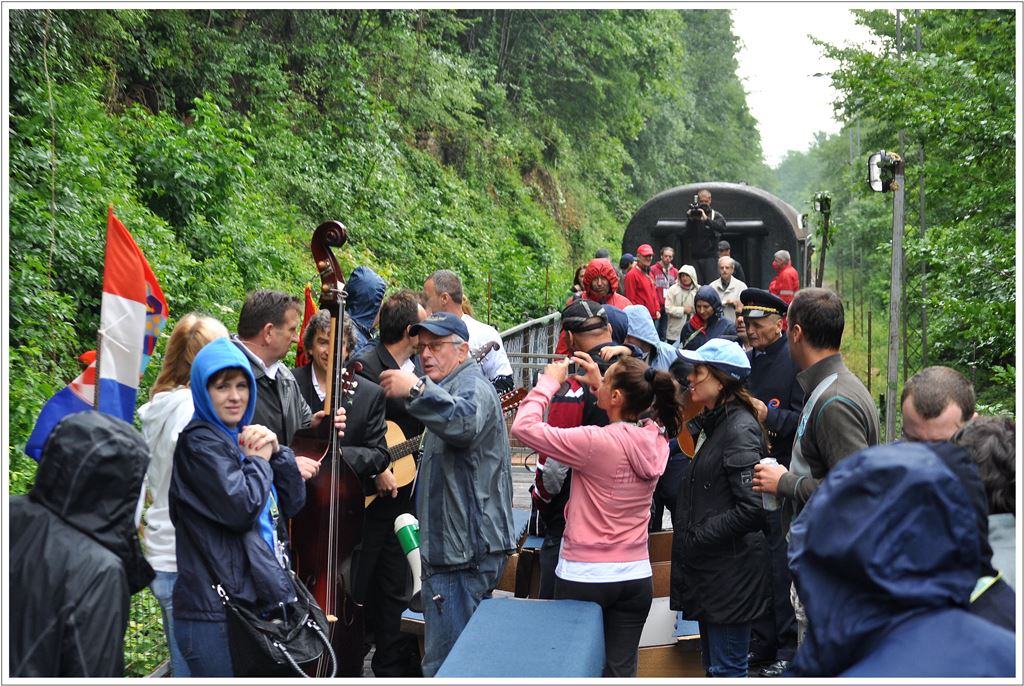 Extrazug Rotary Club Bihać. Das Wetter bessert sich zusehends, sodass auch die sechskpfige Musikgruppe sich zum Stndchen auf die offenen Wagen traut.(29.06.2013)