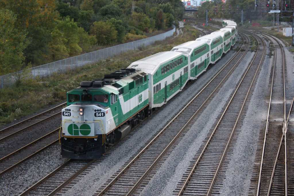 F59PH 541 kommt mit einem Lakeshore west Zug  von Aldershot in Toronto an. 10.10.2009
