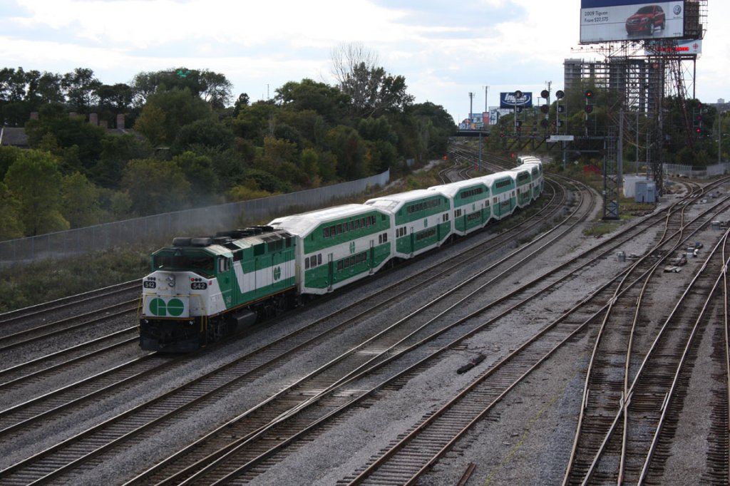 F59PH 542 verlasst den Zentrum von Toronto mit einem Lakeshore west Zug nach Aldershot. 10.10.2009