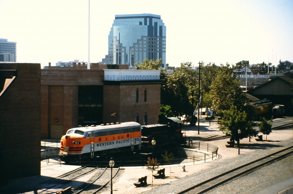 F7 Nr. 913 der Western Pacific auf der Drehscheibe des California State Railroad Museum in Sacramento am 21. August 1988.