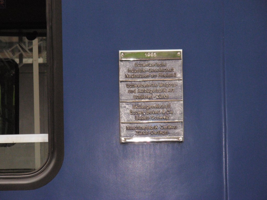 Fabrikschild eines RBe 540 (alt RBe 4/4). Sorry - aber unter diesen Umstnden ging's nicht ohne Blitz!!! Dieser providurische Nebenbahnhof ist sehr dunkel. Pikantes Detail zu diesen Fahrzeugen: die Serienwagen erschienen zu Zeiten extremen Lokmangels, als 1964 mit der  Expo  in Lausanne auch noch eine Landesausstellung stattfand. Weil damals leistungsfhige Triebfahrzeuge fehlten - die SBB mieteten sogar eine grosse Zahl der Bo'Bo'-Loks E 40 von der DB -, wurden die RBe 4/4 sogar vor schweren lzgen eingesetzt! Dass ihnen das nicht guttat, zeigt die Bananenform vieler Wagen...