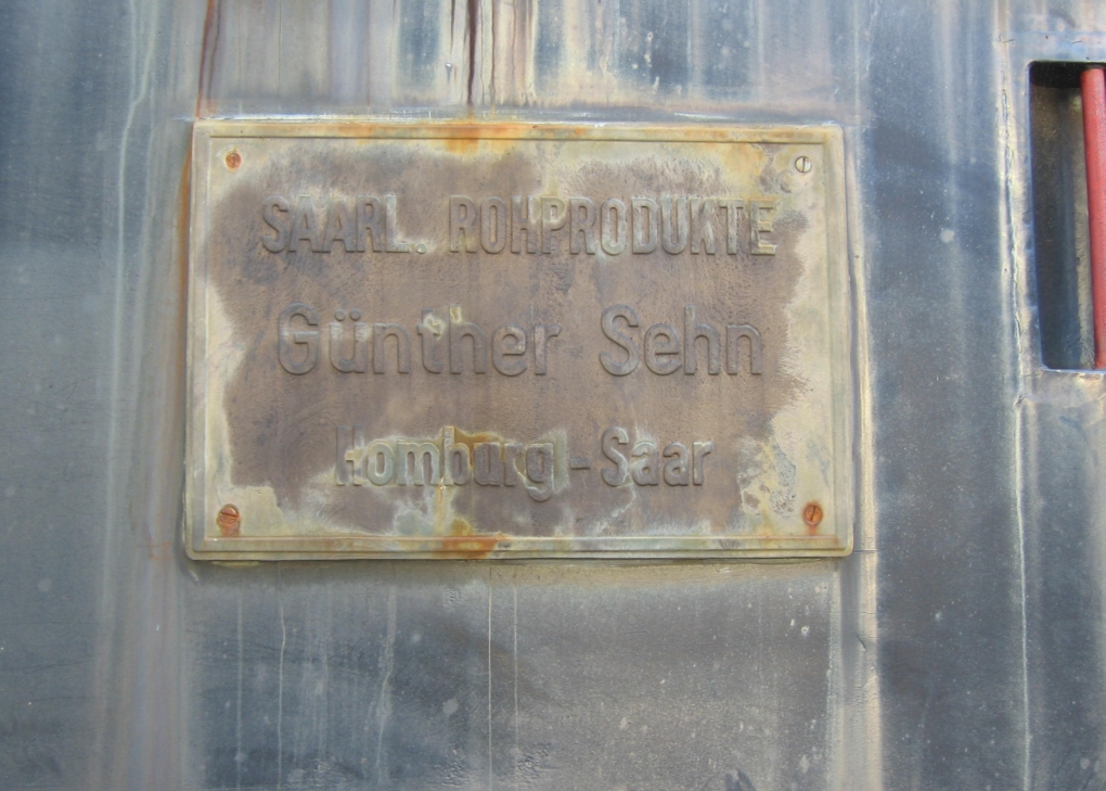 Fabrikschild die Rangierlok von Saarland Rohlprodukte, Gnther Sehn. Sie war 15/10/2005 in Beeden (Saar) (bei Homburg) fotografiert.