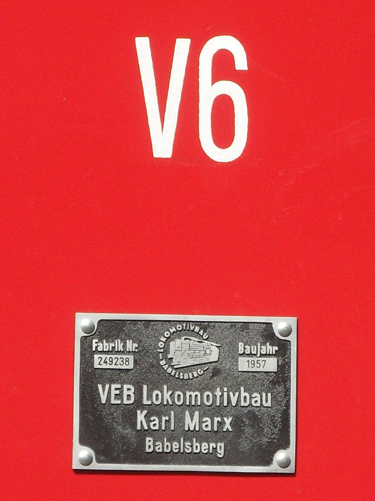 Fabrikschild der V6 der Brltalbahn.