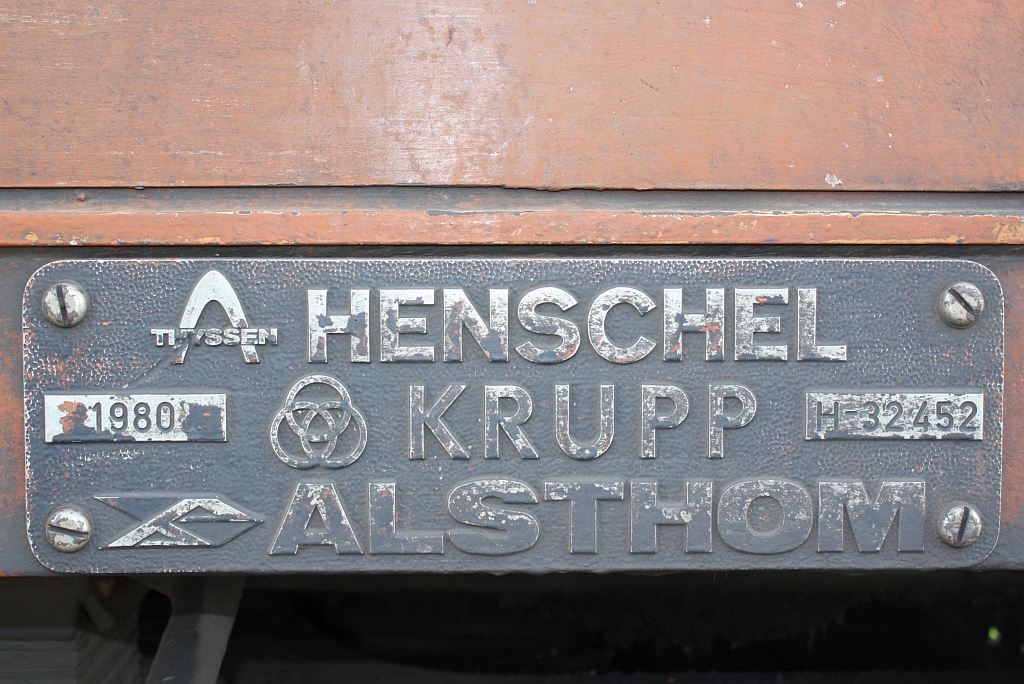 Fabriksschild der AHK 4201, aufgenommen am 17.Juni 2011 im Bf. Nong Khai.

