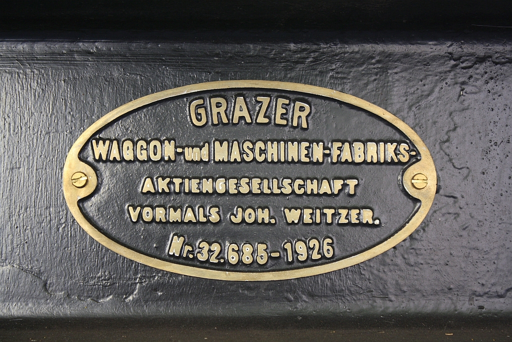 Fabriksschild des TW 1, aufgenommen am 25.September 2011 im Bf. Payerbach. 

