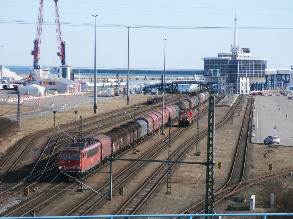 Fhrhafen Mukran am 07.Mrz 2011,mit dem 45503 Mukran-Seddin bespannt mit 155 081.Die zusehende 298 setzte sich noch an den Schlu des Zuges und fuhr bis Stralsund Rgendamm als Schlulok mit.Die Aufnahme entstand von der Straenbrcke.