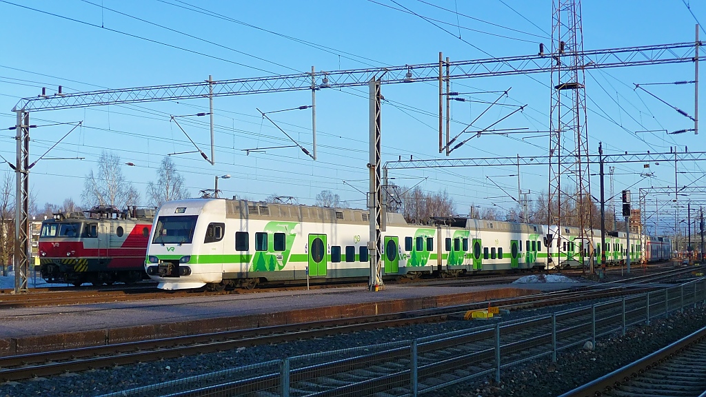 Fllt (fhrt) aus dem Rahmen: Triebwagen Sm4 #6306 und weitere im Bahnhof Riihimki, 14.4.13 