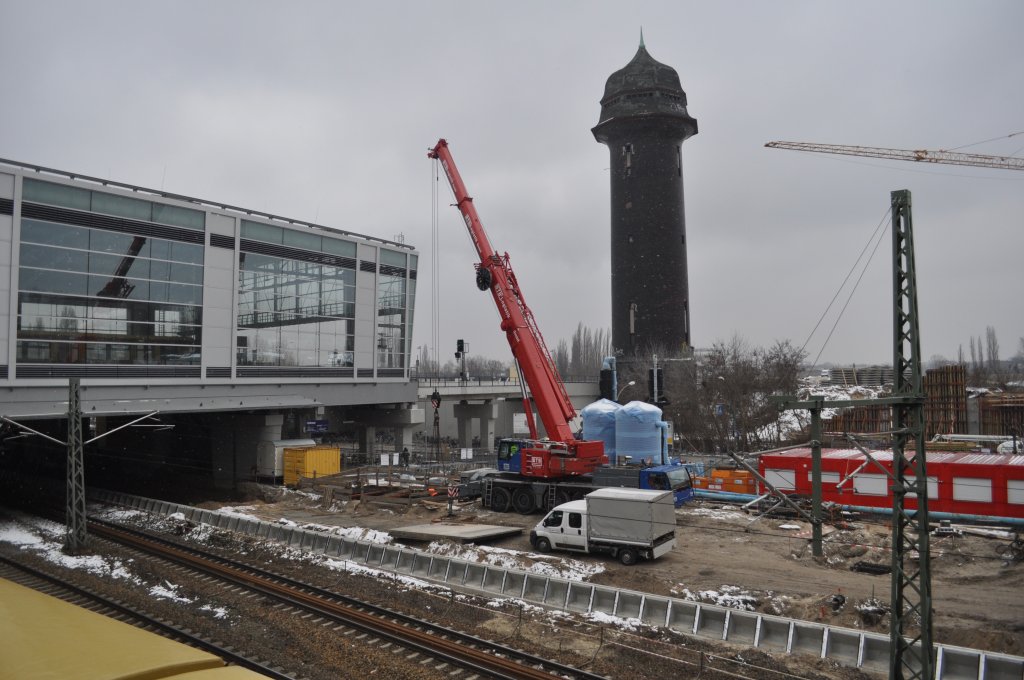 Fahren und Bauen gehrt in Berlin Ostkreuz schon lange zum Thema. am 22.02.2013 wird der Betrieb durch ein Kabelbrand schon wieder stark beeinflusst. Aber die Bauarbeiten gehen weiter.