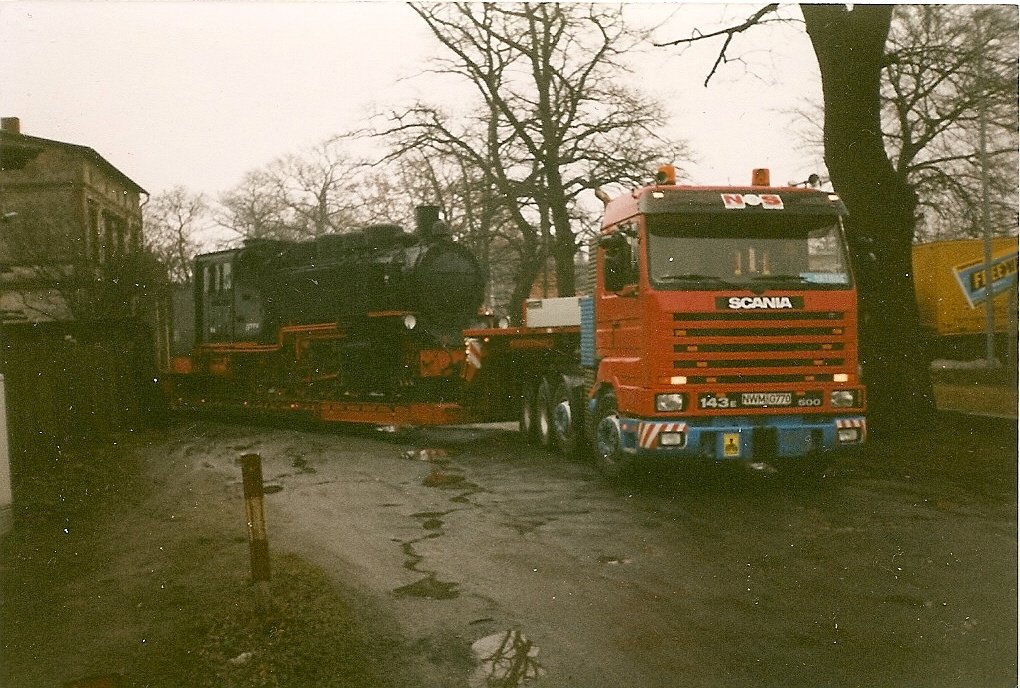 Fahrerrisches Knnen wurde vom LKW-Fahrer ab verlangt als Dieser die 99 1783 auf das Gelnde vom Rasenden Roland in Putbus schob.