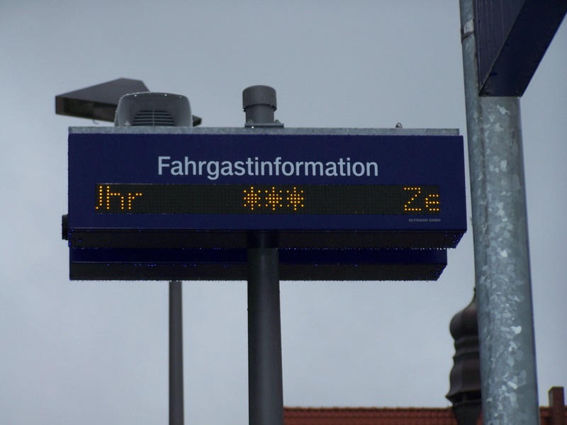 Fahrgastinformation und Uhr Auf den Bahnsteig
von Bahnhof Bad Saarow