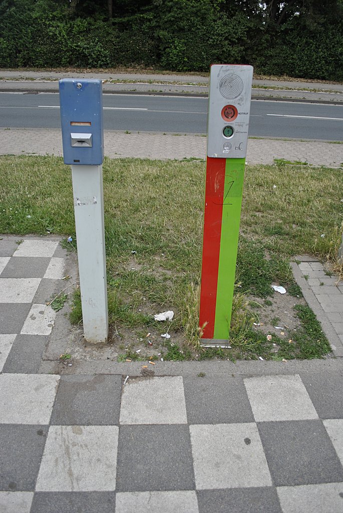 Fahrkartenautomat und Notrufsule an der Halltestelle  Laatzen  in Laatzen am 13.06.2011.
