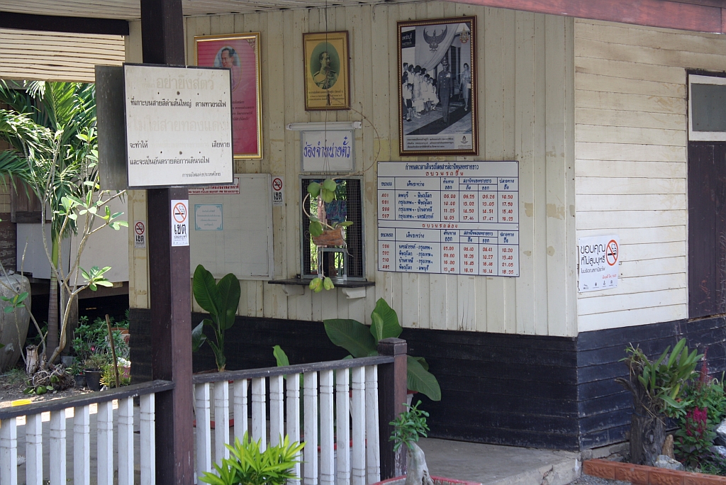 Fahrkartenschalter und Abfahrtstafel des Bf. Nong Sai Khao am 13.Mrz 2012. 

