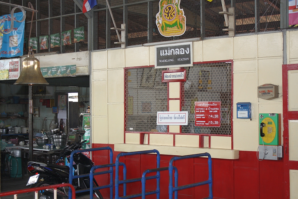 Fahrkartenschalter des Bf. Mae Klong am 27.Mrz 2010.