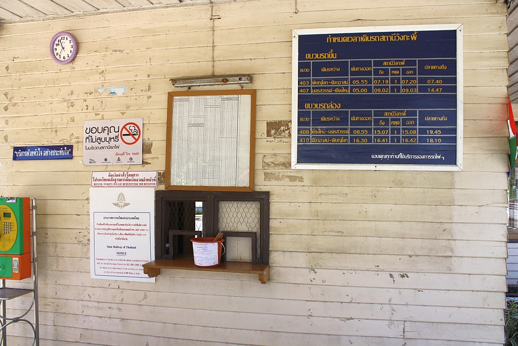 Fahrkartenschalter des Bf. Wang Khapi am 26.Oktober 2011. Wie man der blauen Fahrplantafel entnehmen kann, halten hier nicht besonders viele Zge.