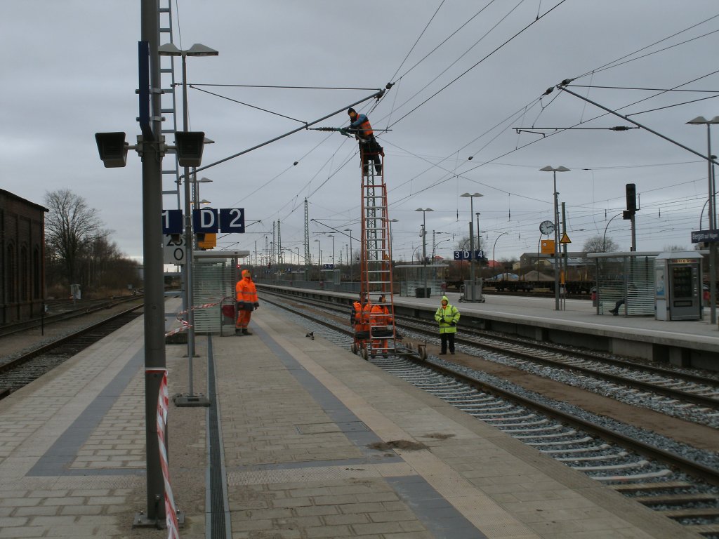 Fahrleitungsarbeiten am 11.Februar 2011 auf dem Hauptgleis in Bergen/Rgen.