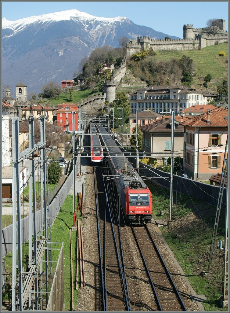 Fahrleitungsmaste und Lrmschutzwnde verhindern heutzutage weitgehendst, das klassische Bellinzona Bild mit der Burganlage Montebello vernnftig abzulichten. Re 484 001 mit EC 15 nach Milano am 21. Mrz 2011