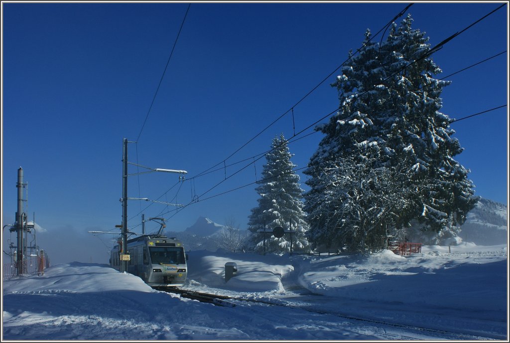 Fahrt aus dem Nebel in die Sonne: Ein CEV Beh 2/4 72 Astro Pleiades erreicht die Endstation Les Pleiades.
(19.12.2012)