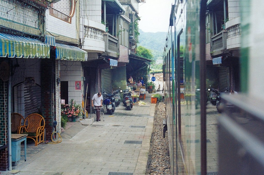 Fahrt durch Shih Fen, kurz vor der Einfahrtsweiche des gleichnamigen Banhhofs am 21.Mai 2005.