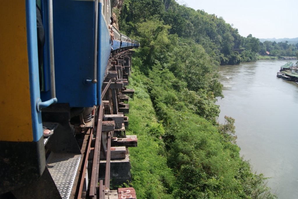 Fahrt ber die Todesbrcke (welche von Kriegsgefangenen in krzester Zeit unter unmenschlichsten Bedingungen erbaut wurde) nahe Tham Krasae am 06.11.2009