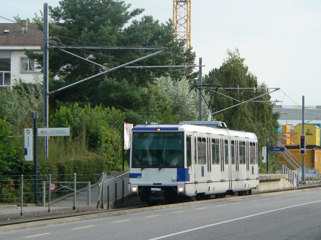 Fahrzeug 213 der Metro Lausanne m1 nach Renens Gare am 30.7.2011 in Bassenges.