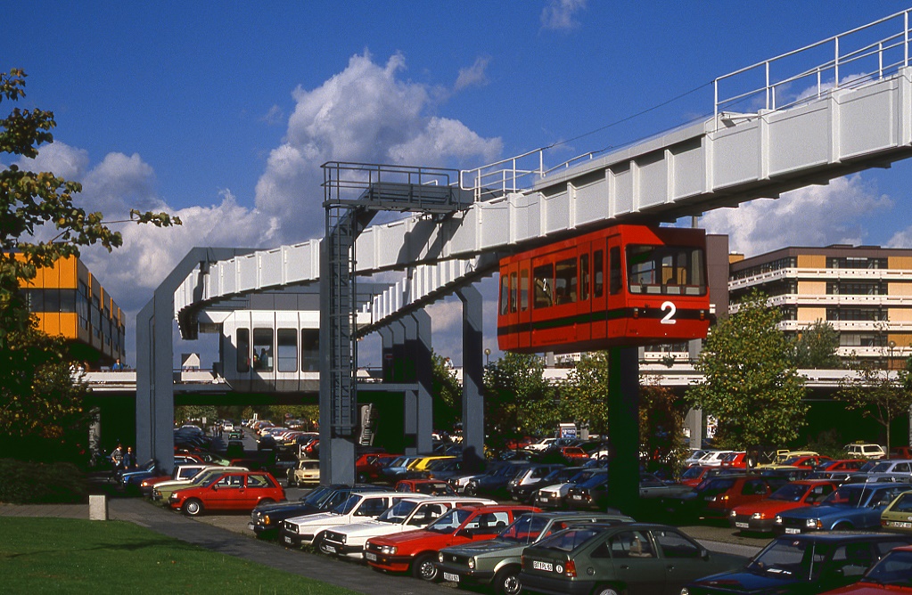 Fahrzeug 302 der H-Bahn Dortmund verlsst die Endstelle Campus Nord, 11.10.1988.