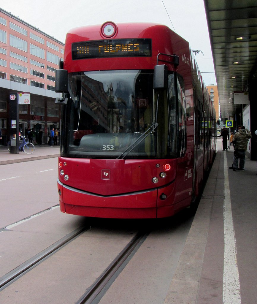Fahrzeug 353 der Stubaitalbahn (IVB) steht abfahrbereit Richtung Fulpmes am Steig B in Innsbruck Hauptbahnhof.(29.6.2013)