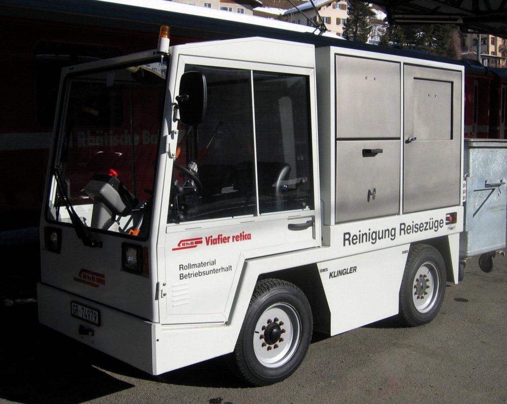 Fahrzeug fr die Mitarbeiter der Innenreinigung von Reisezugwagen der RhB. Gesehen in St. Moritz am 17.03.2006