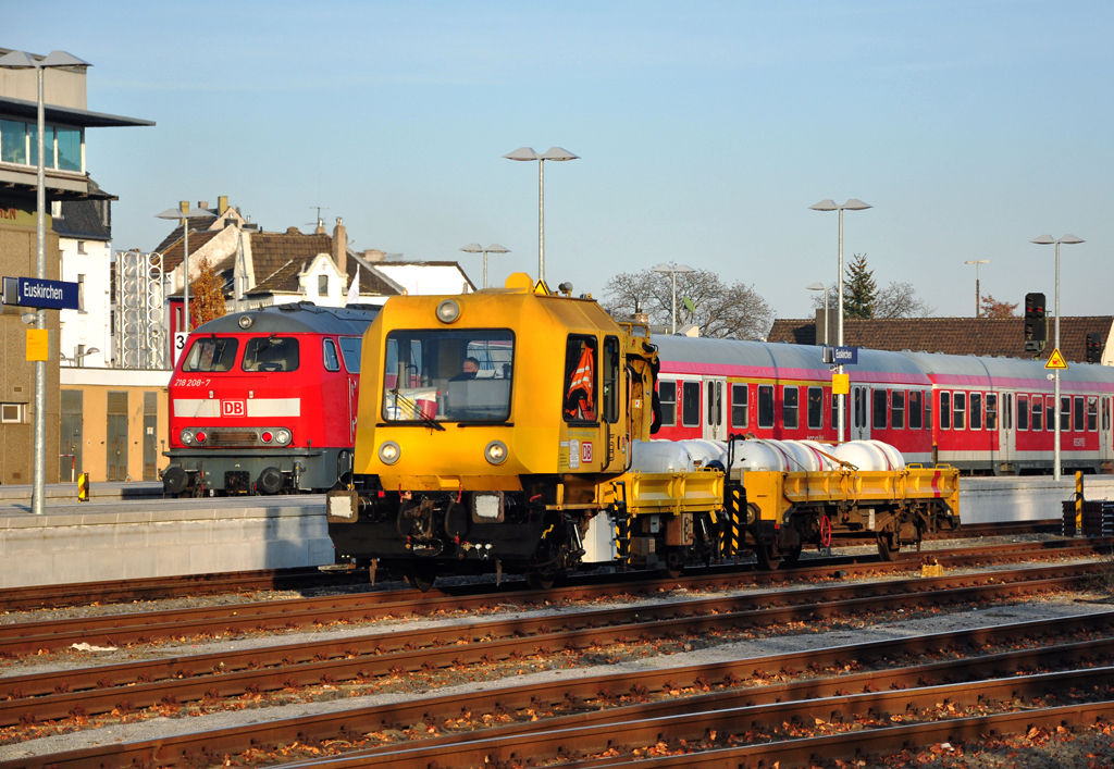 Fahrzeug  Netzinstandsetzung  und ausfahrender Regio mit BR 218 am Bf Euskirchen - 21.11.2011