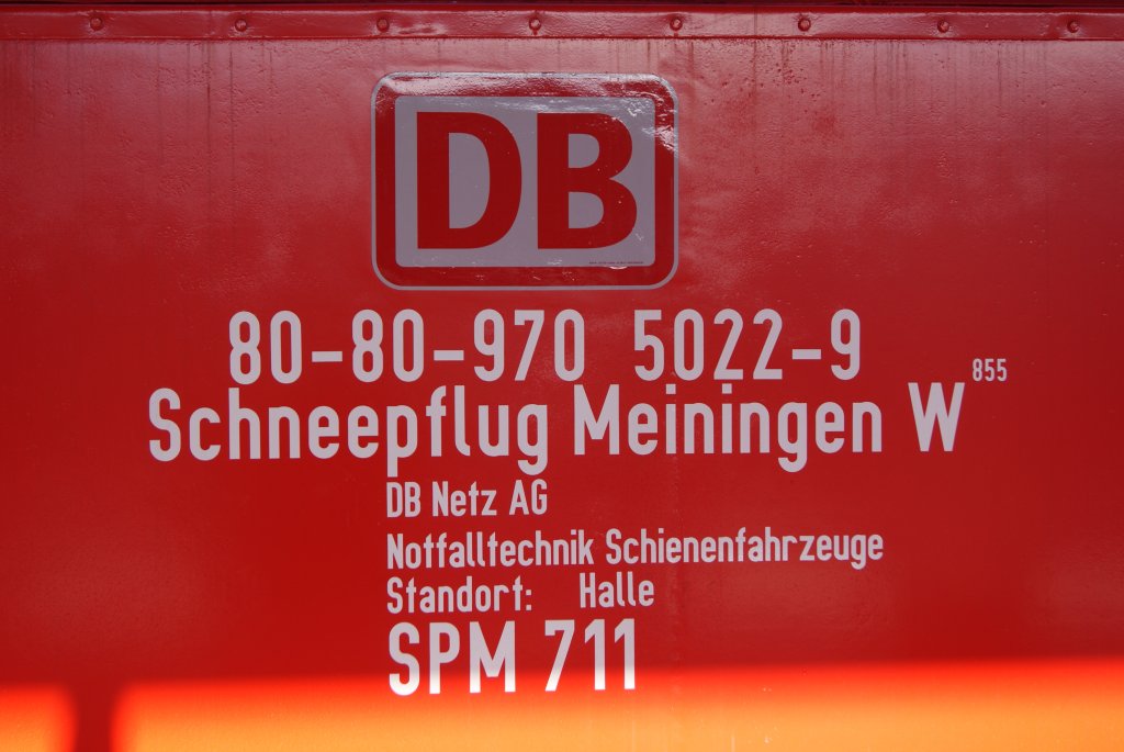 Fahrzeugbezeichnung des Schneepfluges welcher die Strecke der Burgenlandbahn Weienfels - Zeitz am 10.12.2010 berumte.Das Farbenspiel am unteren Bildrand ist der Sonneneinstrahlung geschuldet,welche unter dem Bahnsteigsdach durchschien.am 10.12.2010