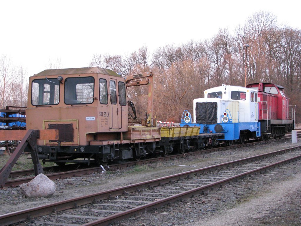 Fahrzeuge der ehemaligen Deutschen Reichsbahn in Neubrandenburg am 18.03.2009 ,  SKL , V 22 , und V 60