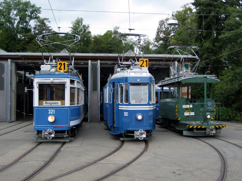 Fahrzeuge der Museumslinie 21 vor dem Depot Burgwies (Tram Museum Zrich). Kurs 1 wird mit Ce 4/4 321 (Elefant) und Kurs 2 mit Ce 4/4 1392 (Kurbeli) gefhrt. Rechts der Manverwagen Xe 2/2 (Laubfrosch).(29.08.2009)